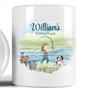 Może przedstawiać: Biały kubek ceramiczny z akwarelową ilustracją chłopca łowiącego ryby z psem u boku. Na kubku widnieje napis "William's Fishing Fund" czarnym kolorem.