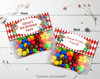 Puede incluir: Bolsas de regalo rojas y blancas con ilustraciones de payasos y el texto "Alison's 6th Birthday Party" y "Thank you for coming to my party!"