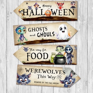 Puede incluir: Cuatro señales direccionales con temática de Halloween con personajes de dibujos animados. La primera señal dice "Happy Halloween" con una calabaza, un diablo, un vampiro y una araña. La segunda señal dice "Ghosts and Ghouls" con un zombi y un fantasma. La tercera señal dice "This way for Food" con un murciélago, un zombi y un esqueleto. La cuarta señal dice "Werewolves This Way Beware of the Full Moon!" con dos hombres lobo.