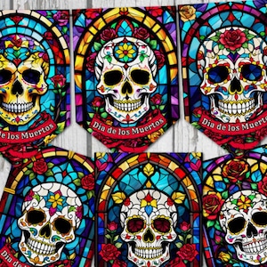 Puede incluir: Un colorido banner del Día de Muertos con cinco paneles de estilo vitral que presentan calaveras de azúcar con diseños florales y el texto "Día de los Muertos".