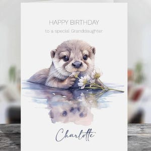 Jolie carte de voeux d'anniversaire personnalisée loutre et marguerites - choisissez la taille et le destinataire
