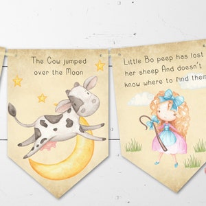 Könnte beinhalten: Ein Banner mit vier Flaggen zum Thema Kinderreime. Jede Flagge zeigt einen anderen Kinderreim mit einer Illustration. Die erste Flagge zeigt eine Katze, die Geige spielt, mit dem Text "Hey Diddle Diddle the cat and the Fiddle". Die zweite Flagge zeigt eine Kuh, die über den Mond springt, mit dem Text "The Cow jumped over the Moon". Die dritte Flagge zeigt ein Mädchen mit einem Hirtenstab und dem Text "Little Bo peep has lost her sheep And doesn't know where to find them". Die vierte Flagge zeigt drei Schafe mit dem Text "Leave them alone they'll come home Bringing their behind the".