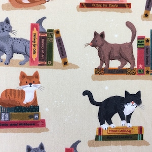 Könnte beinhalten: Ein beigefarbener Hintergrund mit einem sich wiederholenden Muster aus Katzen und Bücherstapeln. Die Bücher haben Titel wie "Caring for Cats", "History of Art", "Short Stories", "Home Gardening", "Self Care", "Home Cooking" und "Cats and Kittens".