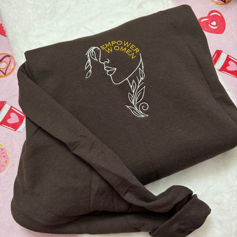 Broderad tröja med stärkta kvinnor: Feministiska kläder bild 10