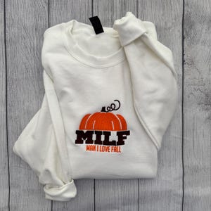 Ich liebe Herbst besticktes Sweatshirt - Herbstkleidung - Damenmode - Mama - Kürbissaison - Gruselsaison - Bestickte Kleidung