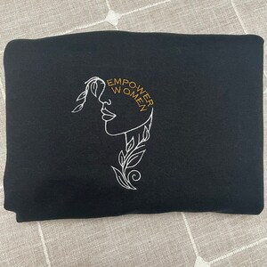 Broderad tröja med stärkta kvinnor: Feministiska kläder bild 2