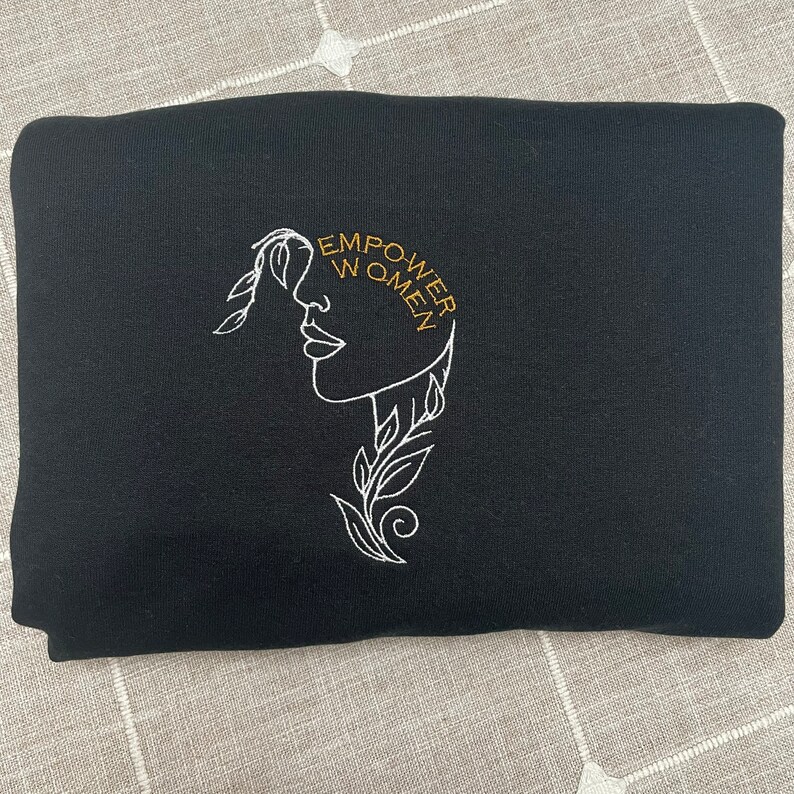 Broderad tröja med stärkta kvinnor: Feministiska kläder bild 2