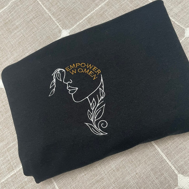 Broderad tröja med stärkta kvinnor: Feministiska kläder bild 9