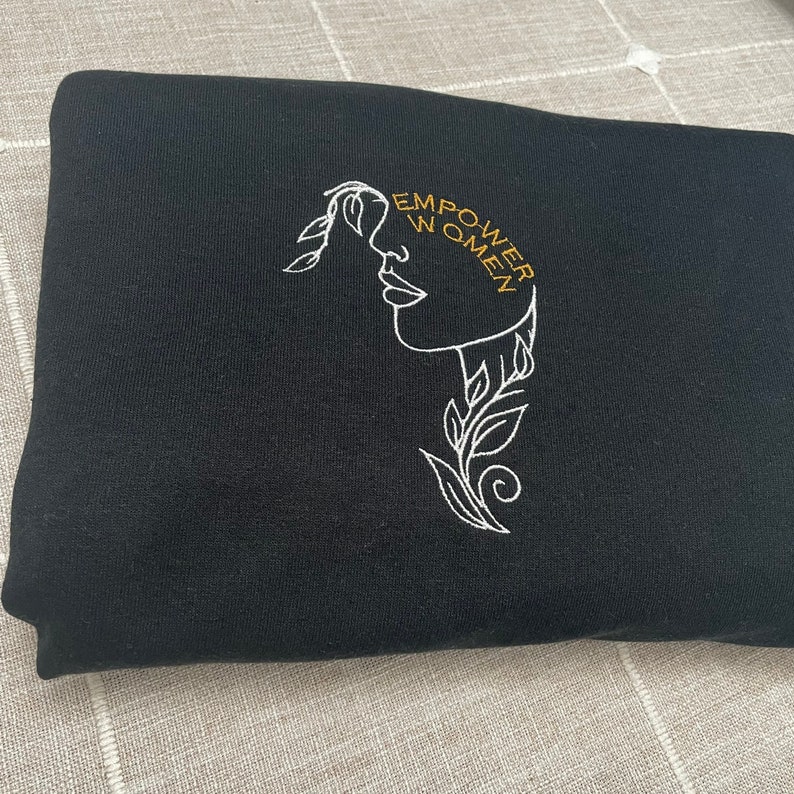 Broderad tröja med stärkta kvinnor: Feministiska kläder bild 7
