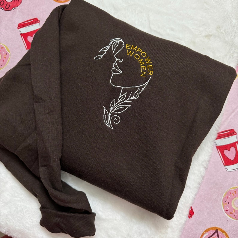 Broderad tröja med stärkta kvinnor: Feministiska kläder bild 8