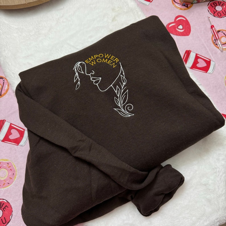 Broderad tröja med stärkta kvinnor: Feministiska kläder bild 6