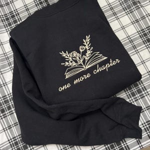 Moletom bordado "One More Chapter" - Presente para Leitores