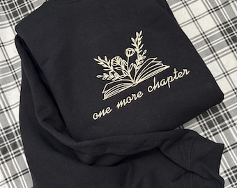 One More Letter Aufgesticktes Buch Sweatshirt - Lesergeschenk