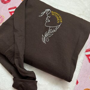 Broderad tröja med stärkta kvinnor: Feministiska kläder bild 5