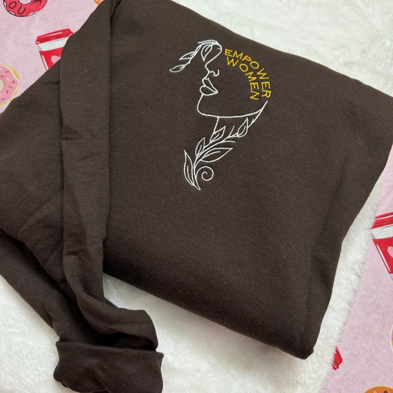 Broderad tröja med stärkta kvinnor: Feministiska kläder bild 5
