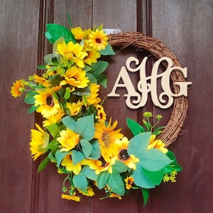 Corona de monograma de fuente mixta de girasol, carta de madera con monograma personalizado, corona de puerta de girasol de granja, iniciales de madera