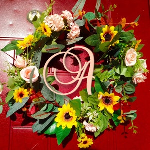 Carta de madera de monograma personalizada, corona de girasol, corona de flores silvestres, corona de verano, letrero de puerta principal, percha de puerta principal, corona inicial
