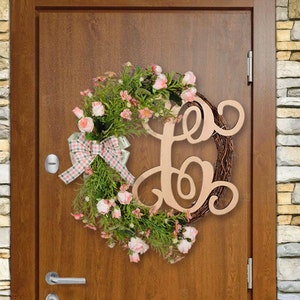 Corona de rosa rosa / corona de primavera con lazo / corona de arpillera con inicial / corona floral / decoración de puerta de primavera / regalo personalizado