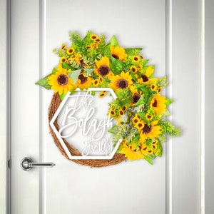 Corona de girasol, corona personalizada, letrero frontal, letrero de nombre de madera personalizado, percha de puerta personalizada, corona de letras de la puerta principal, decoración de la puerta
