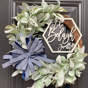 Corona de nombre de familia personalizada, corona de bienvenida de cualquier temporada, corona de bienvenida de la granja, decoración de la puerta principal, corona durante todo el año, coronas para la puerta principal