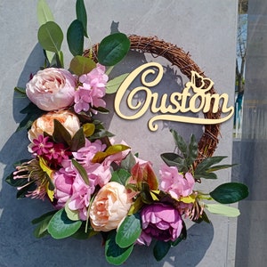 Corona de signo de nombre personalizado, corona de vid para todas las estaciones, corona de signo de nombre de familia, regalo de bienvenida, corona de granja, decoración del hogar de peonía