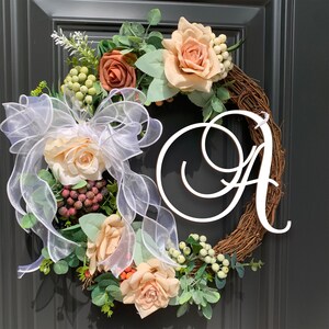 Carta de madera con monograma personalizado, corona de vegetación durante todo el año para la puerta principal, corona de despensa, corona de puerta de gabinete, decoración de ventana