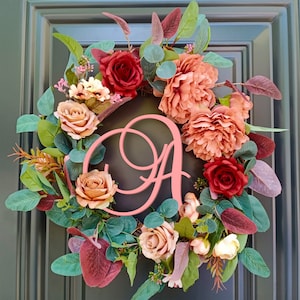 Corona de flores de Ranunculus rosa, carta de madera con monograma personalizado, corona de puerta de granja, monograma para guardería, corona para puerta principal