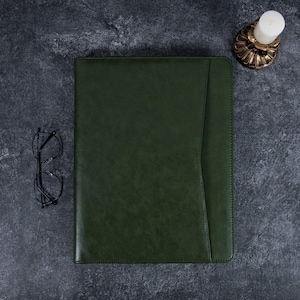 Portafolio de cuero vegano verde grabado, portafolio de cuero personalizado A4 con bloc de notas, portafolio personalizado con cremallera, soporte para PC, regalo de graduación
