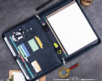 Personalisierte dunkelblaue PU-Leder-Nachrichtentasche für Sie, Laptop-Handtasche mit benutzerdefiniertem Namen, verstellbares Schultergurt-Portfolio, Geschenk zum Schulanfang