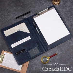 Portafolio de cuero azul oscuro con nombre y logotipo personalizado, tamaño A4, para hombre, con funda de cuero para bloc de notas, regalo de aniversario único.