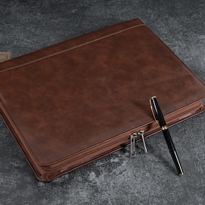 Portefeuille en cuir marron foncé gravé pour homme, porte-documents personnalisés, bloc-notes rechargeable en cuir A4 personnalisé avec fermeture à glissière, cadeau d'employé