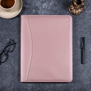 Różowy spersonalizowany PU skórzany padfolio, ekologiczny notatnik A4 dla niej, teczka biurowa z schowkiem, klips menedżerski dla kobiet, prezent na dzień matki