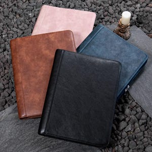 Portfolio A4 damskie w stylu vintage w kolorze różowym ze skóry PU, grawerowane imię i logo, spersonalizowany organizer na dokumenty dla niej, prezent na powrót do szkoły