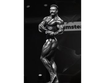 Chris Bumstead "Daddy CBUM" Thavage Mr. Olympia Campeão CBUM Posando Pôster Premium 15