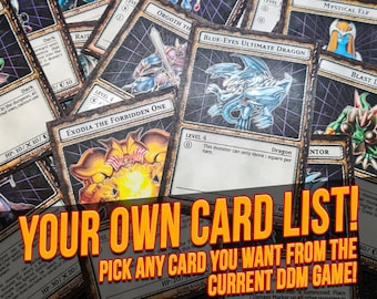 Pode incluir: Uma coleção de cartas de negociação com vários personagens da popular franquia Yu-Gi-Oh! As cartas são exibidas em uma mesa com uma faixa amarela que diz "Sua própria lista de cartas! Escolha qualquer carta que você quiser do jogo DDM atual!"