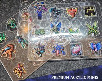 Pode incluir: Um conjunto de 16 miniaturas de acrílico para um jogo de tabuleiro. As miniaturas são coloridas e apresentam vários monstros, incluindo um dragão, uma borboleta e uma criatura com uma cabeça de caveira. As miniaturas estão dispostas em uma folha de acrílico transparente com o texto "PREMIUM ACRYLIC MINIS MONSTER PACK 8" impresso na parte inferior.