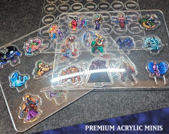 Könnte beinhalten: Klare Acryl-Miniaturfiguren verschiedener Fantasy-Monster, angeordnet auf transparenten Kunststoffplatten. Die Figuren sind farbenfroh und detailliert, mit einer Vielzahl von Kreaturen. Der Text "PREMIUM ACRYLIC MINIS" und "MONSTER PACK 13" ist sichtbar.