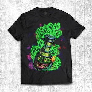 以下が含まれることがあります： 顔と「420」の文字が書かれた、煙を上げるボングの緑と金のグラフィックがプリントされた黒いTシャツです。