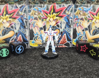 Könnte beinhalten: Eine weiß-blaue Actionfigur steht vor drei Boxen mit Anime-Charakteren. Zwei schwarze Würfel mit Symbolen befinden sich auf beiden Seiten der Figur. Auf den Boxen steht "1 3D MINI" und "2 CARDS".