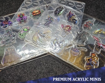Può includere: Un set di 10 miniature in acrilico per giochi da tavolo. Le miniature sono su basi di plastica trasparente e presentano varie creature fantasy, tra cui un mostro con la testa di zucca, un demone alato e un guerriero scheletrico. Il set è etichettato come "Monster Pack 4" e "Premium Acrylic Minis".
