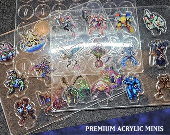Può includere: Un set di 16 miniature in acrilico trasparente, raffiguranti vari mostri e personaggi. Le miniature sono disposte su un foglio di acrilico trasparente con un motivo a griglia. Il foglio è etichettato "PREMIUM ACRYLIC MINIS MONSTER PACK 7".