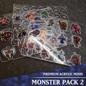 Könnte beinhalten: Ein Set mit 16 Acryl-Miniaturen, die verschiedene Fantasy-Kreaturen zeigen, darunter einen Drachen, einen Ritter, einen Goblin und einen Zauberer. Die Miniaturen sind auf einer durchsichtigen Acrylplatte mit einem Rastermuster angeordnet. Das Set ist mit "PREMIUM ACRYLIC MINIS MONSTER PACK 2" beschriftet.