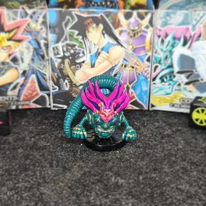 Puede incluir: Un juego de tres tazas de cerámica con un acabado moteado y mate. Las tazas son de color crema, gris claro y gris oscuro. Cada taza tiene un diseño simple y minimalista, perfecto para café o té.