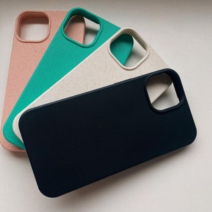 Puede incluir: Cuatro fundas para teléfono de diferentes colores: rosa, verde azulado, beige y negro. Las fundas están hechas de un material suave y texturizado y tienen una protuberancia de cámara elevada.