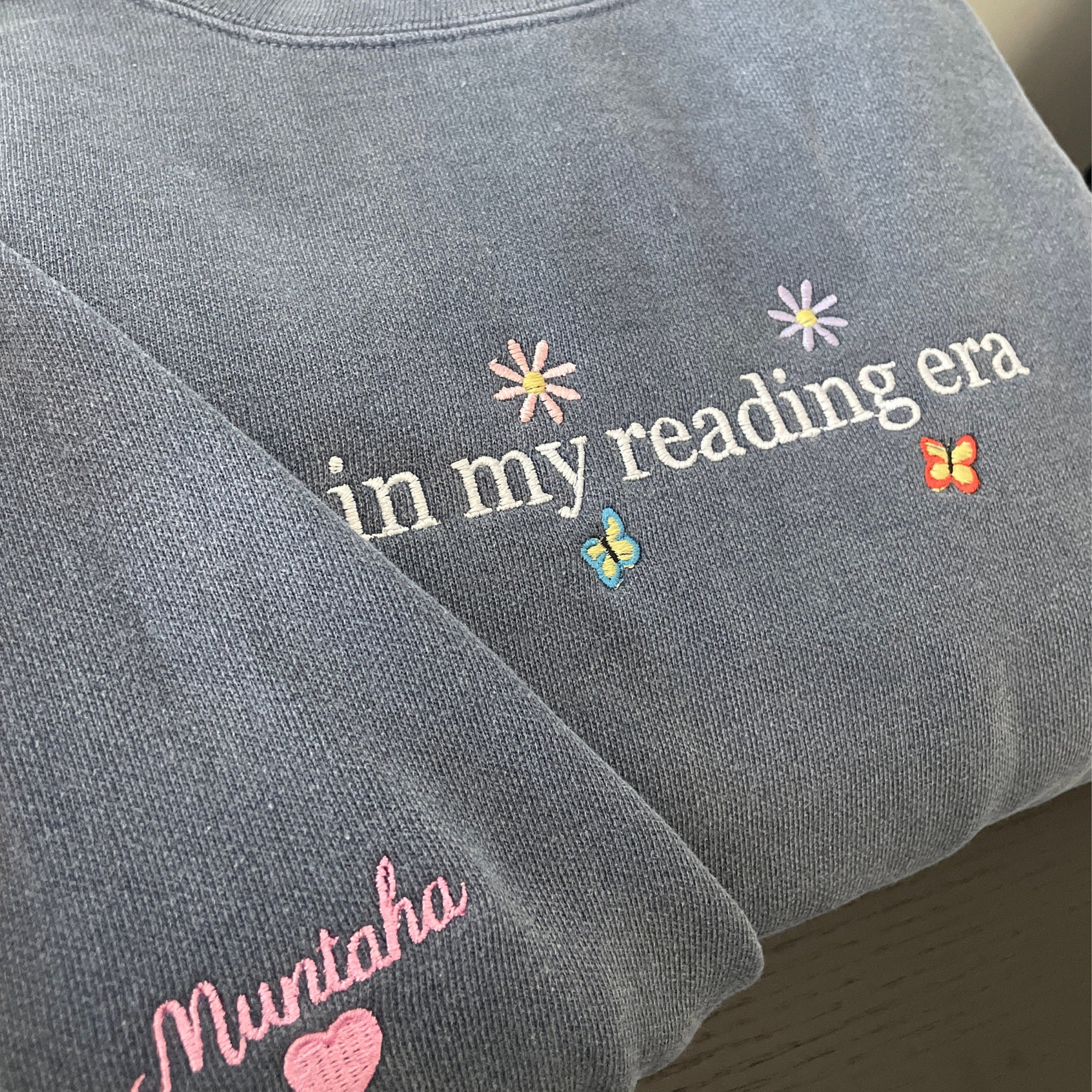 Felpa girocollo ricamata "In My Reading Era", felpa unisex con colori comodi, ricamo "In My Reading Era"