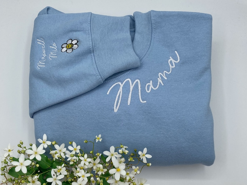 Custom Embroidered Mama Sweatshirt with Kids Name on Sleeve, Personalized Mom Sweatshirt, Minimalist Momma Sweater, Mothers Day Gift for Mom imagem 2