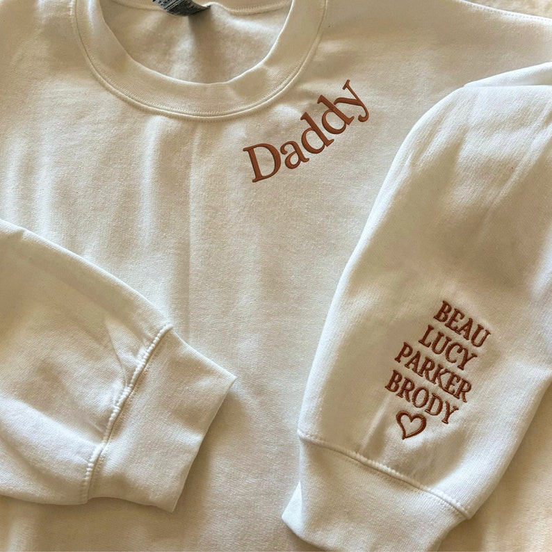 Custom Embroidered Mama Sweatshirt with Kids Name on Sleeve, Personalized Mom Sweatshirt, Minimalist Momma Sweater, Mothers Day Gift for Mom zdjęcie 4