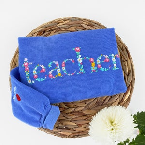 Sudadera bordada con colores cómodos para mamá maestra, camiseta con letras florales, orgullosa mamá maestra, camiseta con texto floral personalizado, regalo para mamá