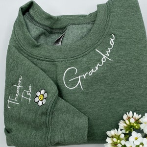 Custom Embroidered Mama Sweatshirt with Kids Name on Sleeve, Personalized Mom Sweatshirt, Minimalist Momma Sweater, Mothers Day Gift for Mom image 3