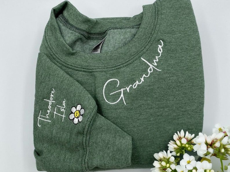 Custom Embroidered Mama Sweatshirt with Kids Name on Sleeve, Personalized Mom Sweatshirt, Minimalist Momma Sweater, Mothers Day Gift for Mom afbeelding 3